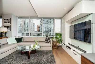Image de 2 Level Downtown Penthouse w Private Roofdeck steps from Rogers Arena