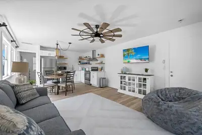 Image de Gorgeous Renovated Cottage steps to beach!