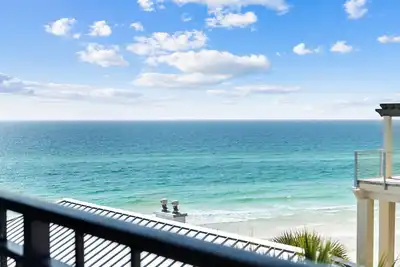 Image de 2nd Row Gulf View Beach Cottage, Gulf Front Community Pool, 335' of private Beach.