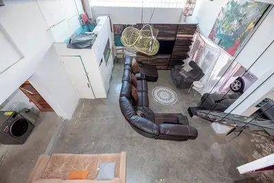 Image de Massive Loft- kid, pet and party friendly. Private parking. Minutes from border.