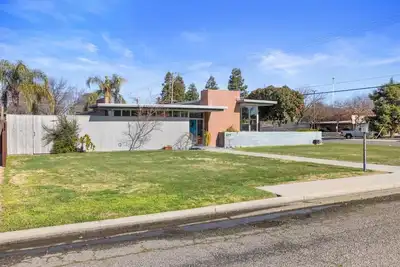 Image de Luxury Mid-Century Oasis, Pool, Spa, & Outdoor Living in Prime Turlock