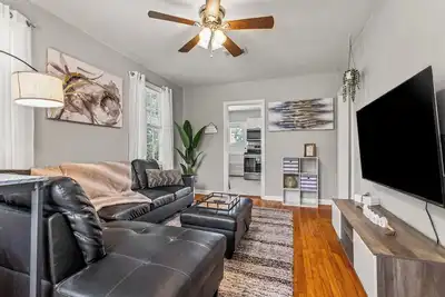 Image de East Hill Retreat Near Beaches & Downtown
