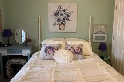 Image de Cozy private ground floor apartment in townhome walking distance to historic Hf