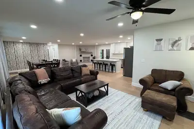 Image de Modern Lakehouse by Moors Marina -Firepit, Grill, Gameroom - <5 minutes to Lake!