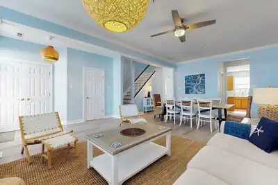Image de Five Points Oasis - 3br, 2. 5ba - Sleeps 8 - Community Pool - Short Drive to Beach