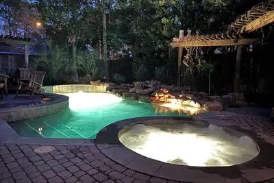 Image de Expansive 4-Bedroom Luxury Getaway Featuring Pool and Hot Tub in North Houston.