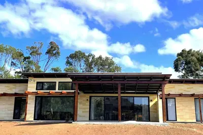 Image de 4 Bedroom 4 Bathroom Spacious Luxury New Home Private Location Minutes to Beach