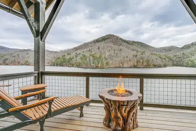 Image de Direct Lake Access & Fire Pit: Tuckasegee Cottage!