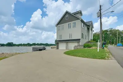Hot Tub & Dock: Waterfront Lake Hamilton Home