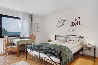 Image de Appartement \"Janßen-Wehrle\" avec vue sur les montagnes, terrasse privée et Wi-Fi