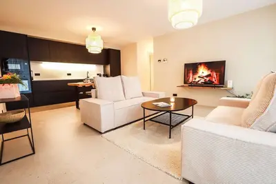 Image de Séjour moderne avec jacuzzi