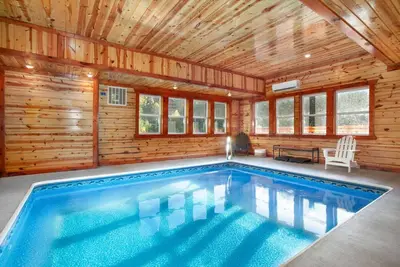 Image de This luxurious cabin offers a perfect blend of comfort and entertainment.