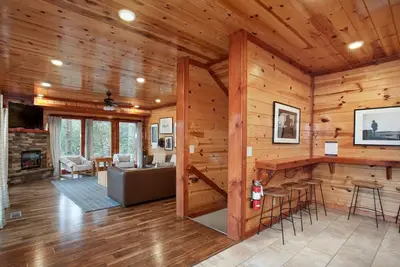 Image de *6br, Indoor pool, game room, cabin*