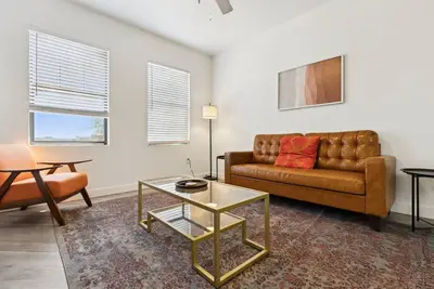 Image de CozySuites Glendale by the stadium with pool! 30