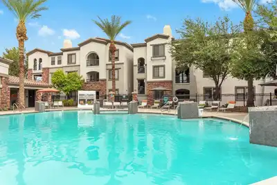 Image de CozySuites Glendale by the stadium with pool! 31