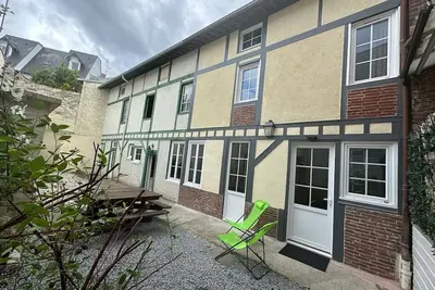 Image de Petite maison avec cour place du marché plein centre ville