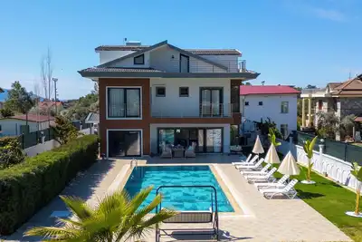 Image de Büyük Aile Tatilleri İçin Mükemmel Seçim: 12 Kişilik, 6 Yatak Odalı Lüks Villa