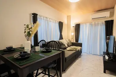 Image de Yinojia: Bright, clean interior. Quiet yet convenient, near 24 - hr stores. Rm101