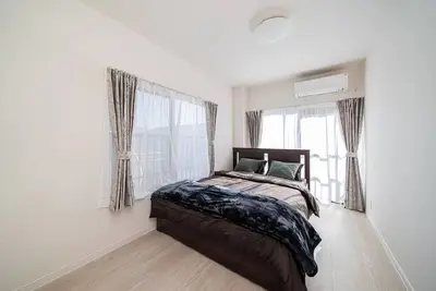 Image de Yinojia: Bright, clean interior. Quiet yet convenient, near 24 - hr stores. Rm301