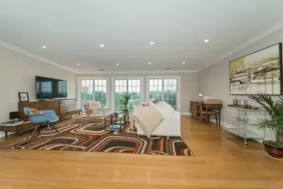 Image de Retro Modern 2 Bdrm 2 Bath Condo near to Eden Park