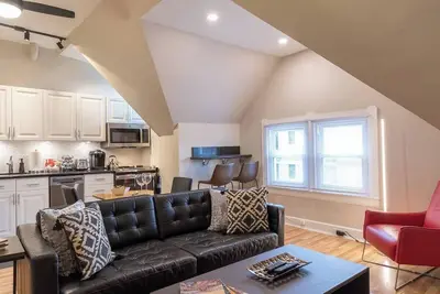 Image de Cool and Modern 3rd Floor 2-Bedroom Walk-up