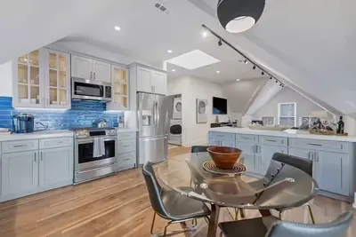 Image de Luxurious 2 Bdrm 2 Bath 3rd floor Walkup