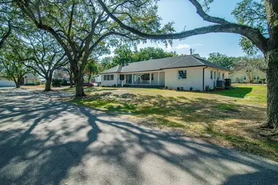 Image de *Cypress Chaos* beautiful home with incredible marsh views in Willowbank
