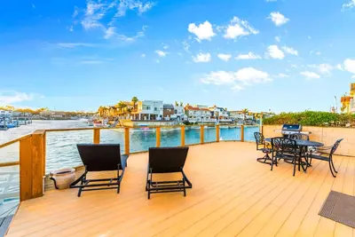 30+ Nights-Stunning Family Home! Waterfront, Priv Deck, Channel Views