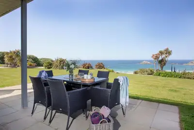 Image de Garden Level Apartment with three bedrooms and Stunning Sea Views