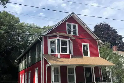 Image de Queenan, 1-St Floor, 2-bed, Downtown Historic Mystic. Short walk to everything.