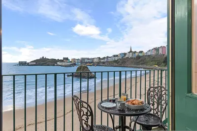 5 Sunny Cove - Direct Beach Access, Sea Views