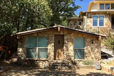 Image de Cozy cottage up the hill from Lake Lewisville in Highland Village