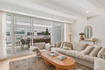 Image de Joy Apartment 1 - Luxurious Apartment in the Heart of Coolangatta - Min. 3 Night Stays - Linen Provided