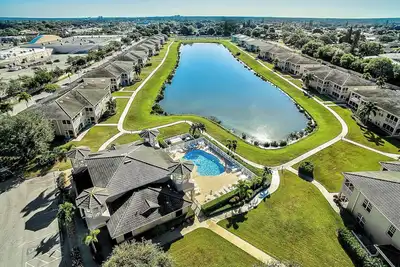 Image de Gorgeous Beach-inspired 3 Bdr Condo in gated community minutes from beaches