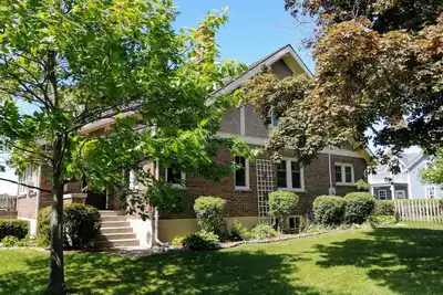 Image de Large Summer House with the stunning views, four bedrooms, deck and hot tub!