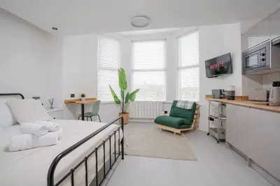 Image de Private Kitchen & W/M | Work Desk | Free Parking