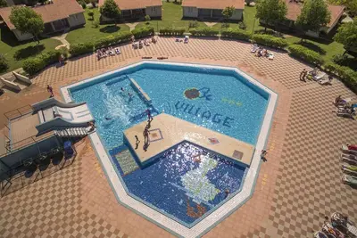 Maison mobile avec climatisation, terrasse et piscine