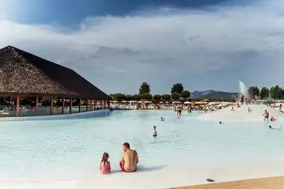 Image de Maison mobile avec terrasse, piscine et climatisation