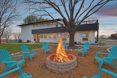 Image de Welcome to The Roost. Country living at its finest at this charming farmhouse!