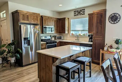 Image de Spotless 3 Br Townhouse with Gym, A/C, WiFi in Central Bend