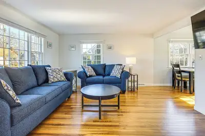 Image de 2 Mi to Main St Falmouth: Cape Cod Home