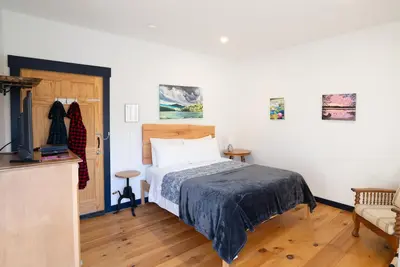 Image de Berry Sunset - private room in a Cozy boutique hotel in Hinesburg, Vermont