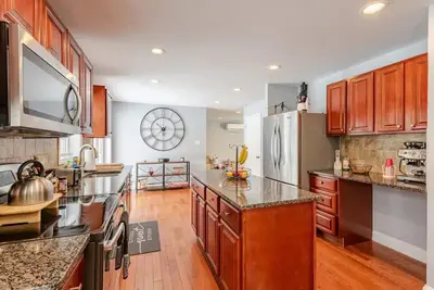 Image de Stunning 4br Lakefront Retreat with Spacious Patio, Top Amenities & Playroom