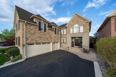 Image de Cozy Modern Retreat Minutes from Pearson Airport – Perfect for Travelers!