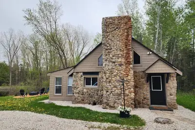 Image de Escape to \"The Woods\": A Secluded Stone Cabin Retreat.