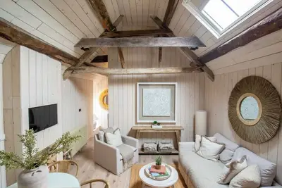 Image de Interior Designed Cotswolds Coach House Opposite Open Fields