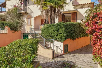 Image de Maison de vacances 'Villetta A 200 Mt Dalla Spiaggia' avec terrasse privée, jardin privé et balcon