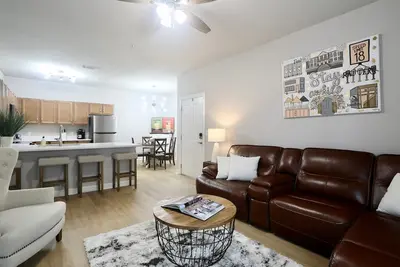 Image de Newly Renovated! Walk to campus! \"Another Spot that Calls\"