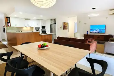 Image de Spacious Park-Side Retreat Moments From The City