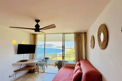 Image de Magnifique Résidence en Bord de Mer avec Vue Imprenable sur l'Océan!